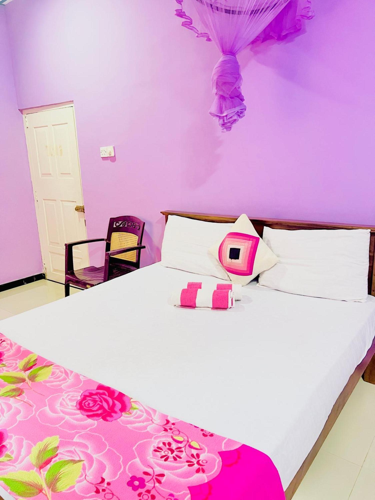 Gloriya Mathews Hotel Негомбо Екстериор снимка
